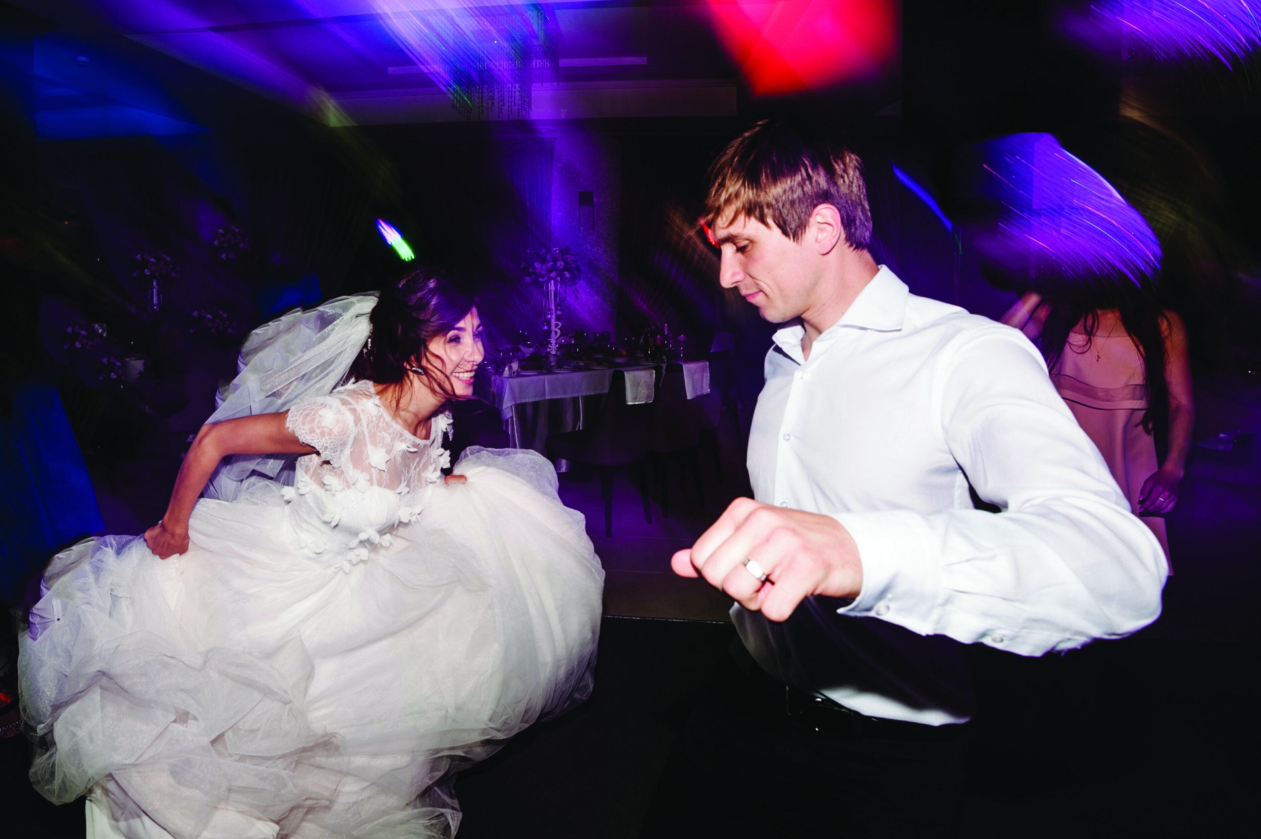 WEDDING COUPLE DANCING GI1132254364 scaled